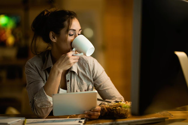 Mulher tomando café