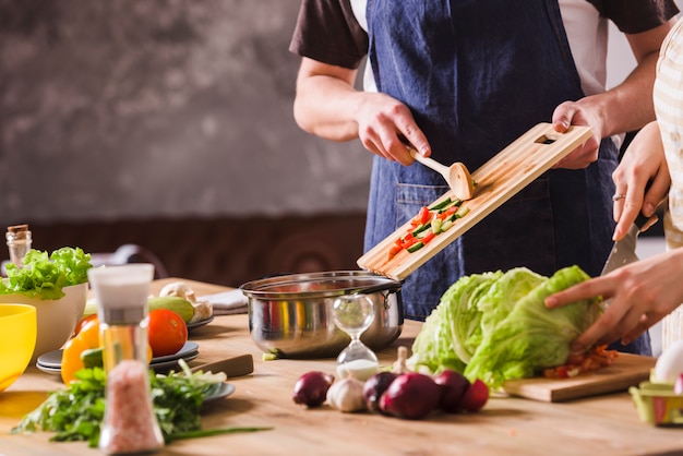 Pessoas preparando alimentos