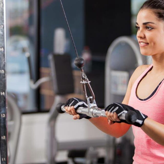 Tríceps puxada no pulley usando a corda Como fazer e erros comuns