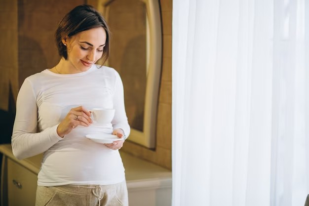 Grávida tomando café