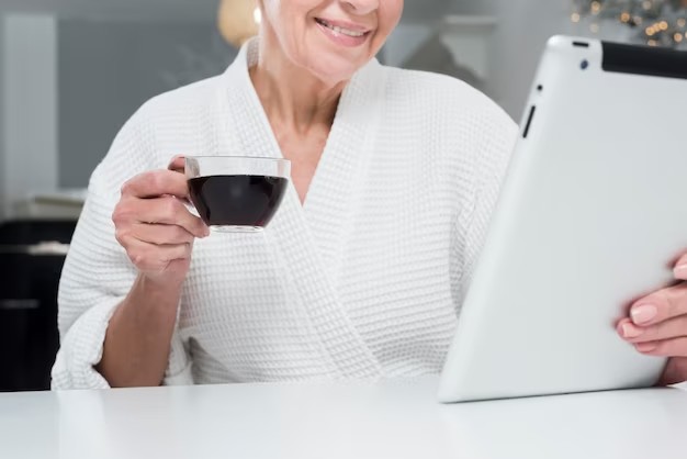 Senhora tomando café