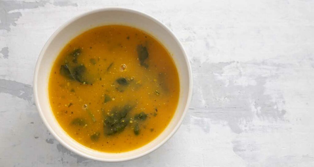 Sopa de fubá com couve