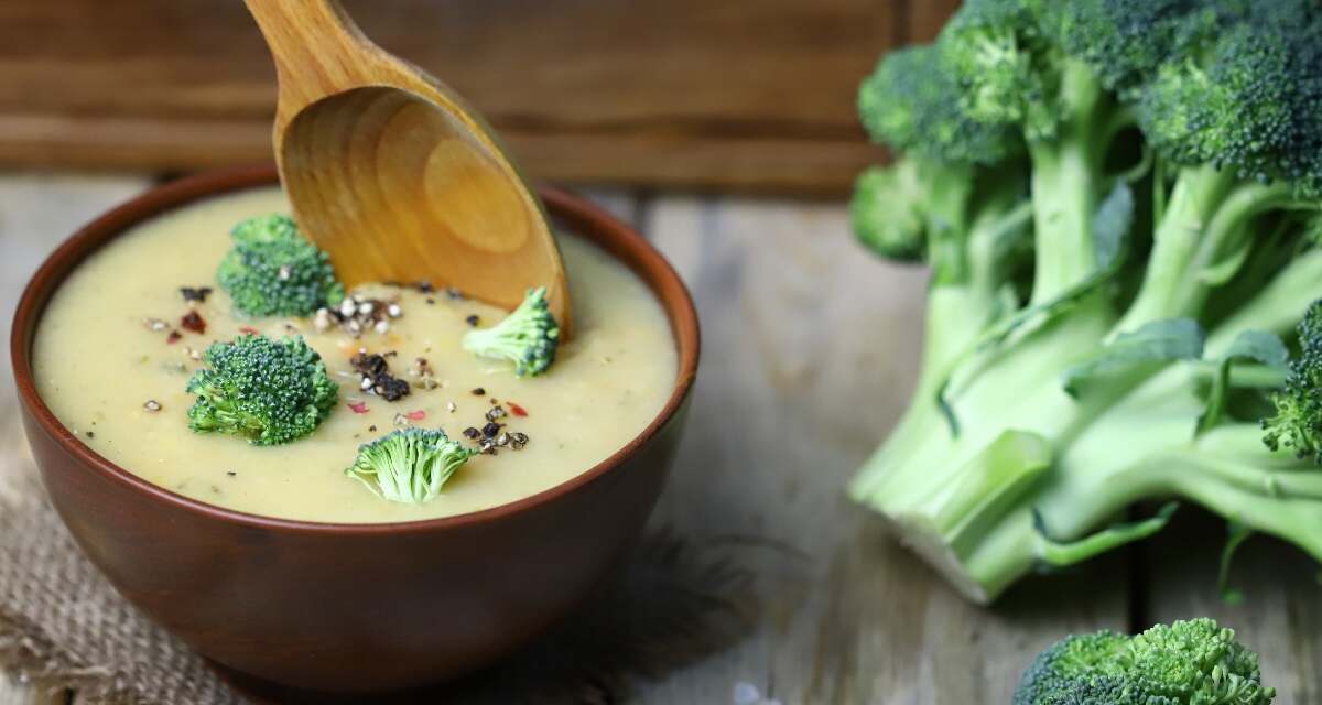 Sopa de fubá com brócolis