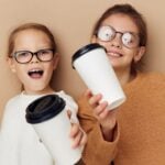 Crianças com café