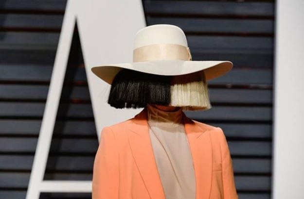 Sia revela autismo aos 47 anos. 