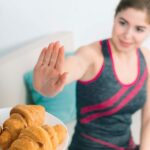 Jovem saudável não mostrando nenhum sinal para o croissant