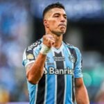 Luis Suárez comemorando gol no Grêmio
