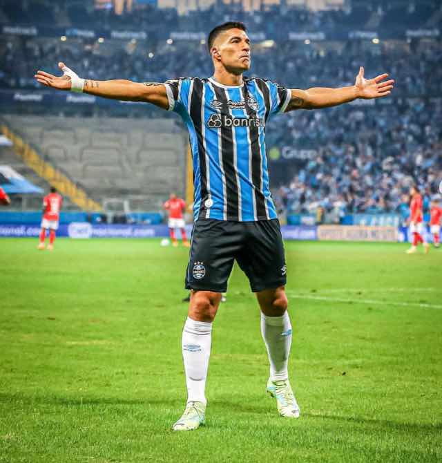 Luis Suárez comemorando gol no Grêmio