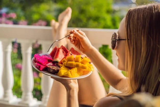 Mulher comendo frutas