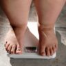 Pés de mulher com excesso de peso no conceito de escada de obesidade e maus hábitos.