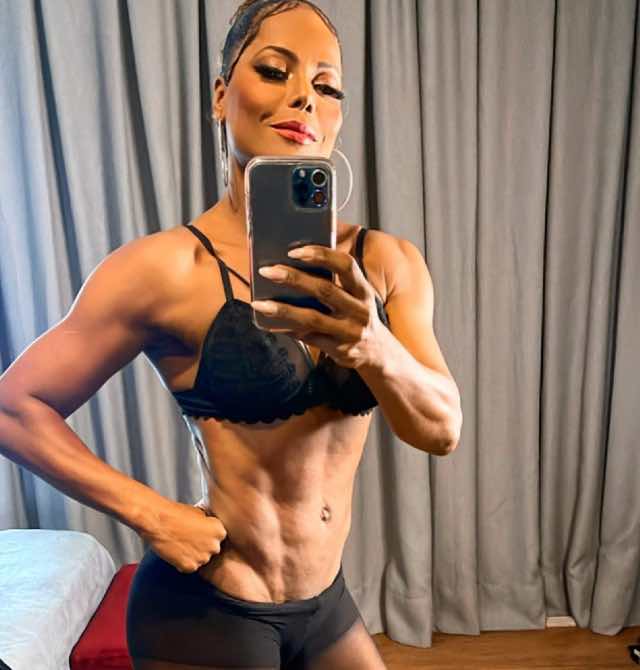 Adriana Bombom exibe corpo sarado aos 48 anos.