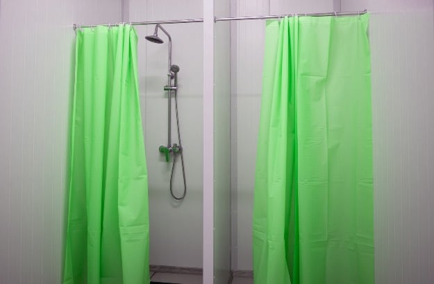 Cortina de banheiro verde. 