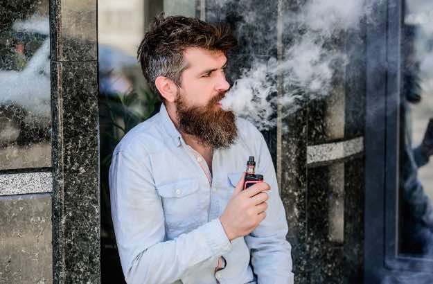 Homem fumando cigarro eletrônico 