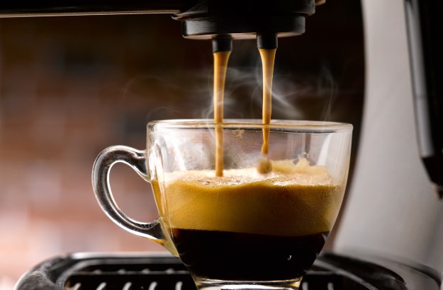 Máquina de café preparando café expresso. 