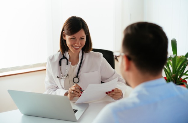 Médica falando com o paciente novo. 