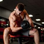 Homem treinando o bíceps