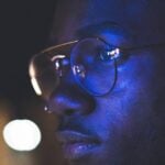 Homem usando óculos contra luz azul