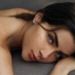 Jade Picon deitada, post instagram