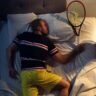 Jovem tenista profissional dormindo