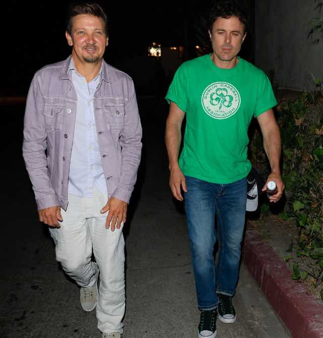 Jeremy Renner com Casey Affleck