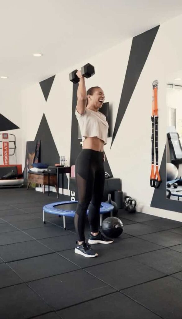 Belle Silva treinando em sua casa, em Londres, Inglaterra, post Instagram