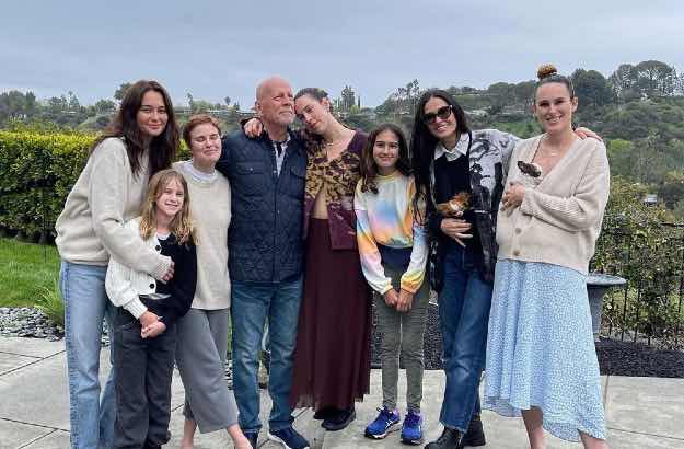 Bruce Willis com sua esposa, ex esposa e seus 5 filhos