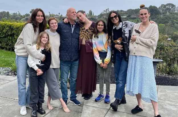 Bruce Willis com sua esposa, ex esposa e suas cinco filhas