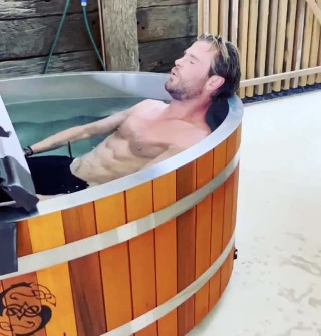 Chris Hemsworth em banheira com gelo para recuperação muscular