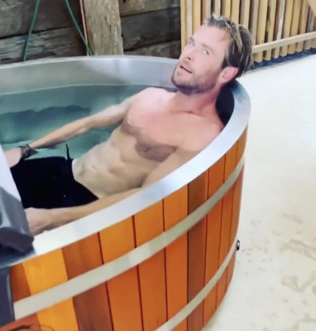 Chris Hemsworth em banheira com gelo para recuperação muscular