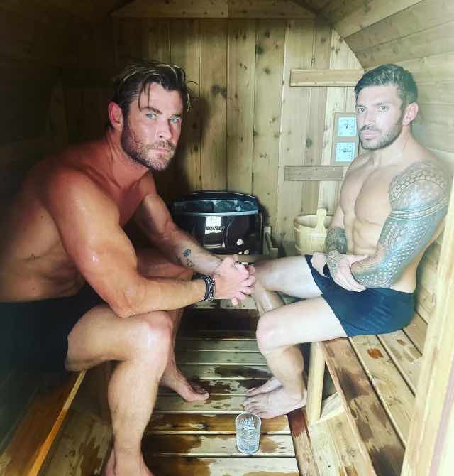 Chris Hemsworth em sauna para recuperação muscular