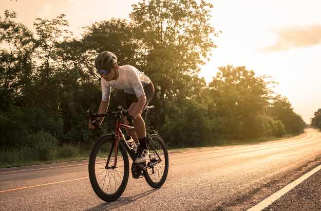 Ciclista praticando atividade aeróbica na pista