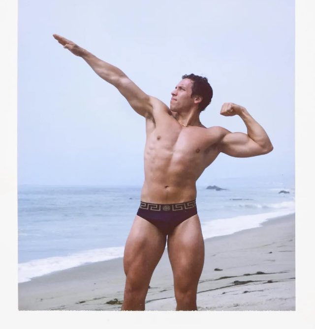 Joseph Baena, recriando a pose de seu pai, post Instagram