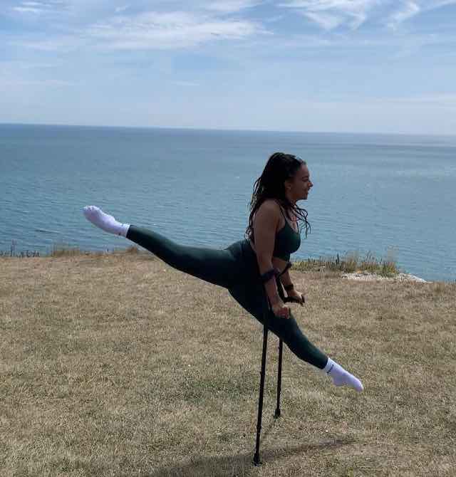 Jovem Bailarina sofre mal desconhecido que paralisa suas pernas