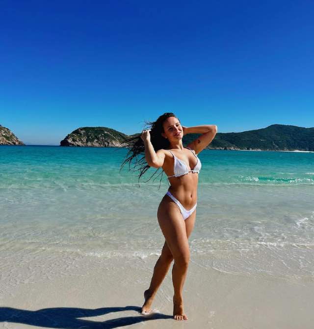 Larissa Manoela em praia no RJ 