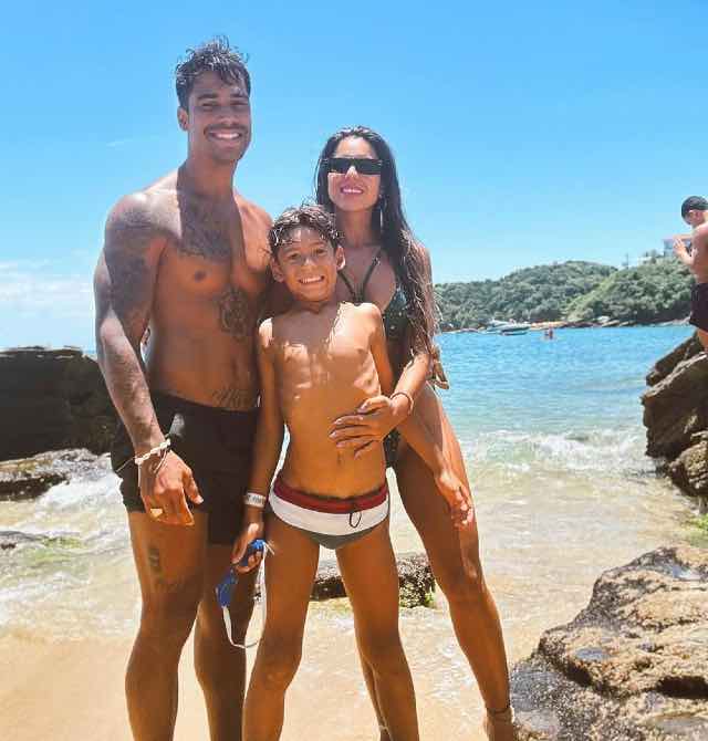 Micael borges e família na praia