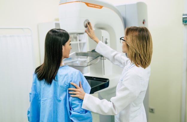 Mulher fazendo mamografia