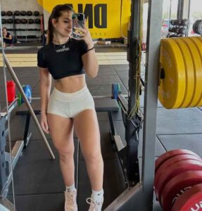Mel Maia, agora solteira, se joga na academia e dá viradinha para