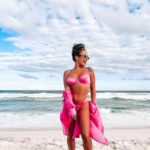 Carol Peixinho, na praia, post Instagram