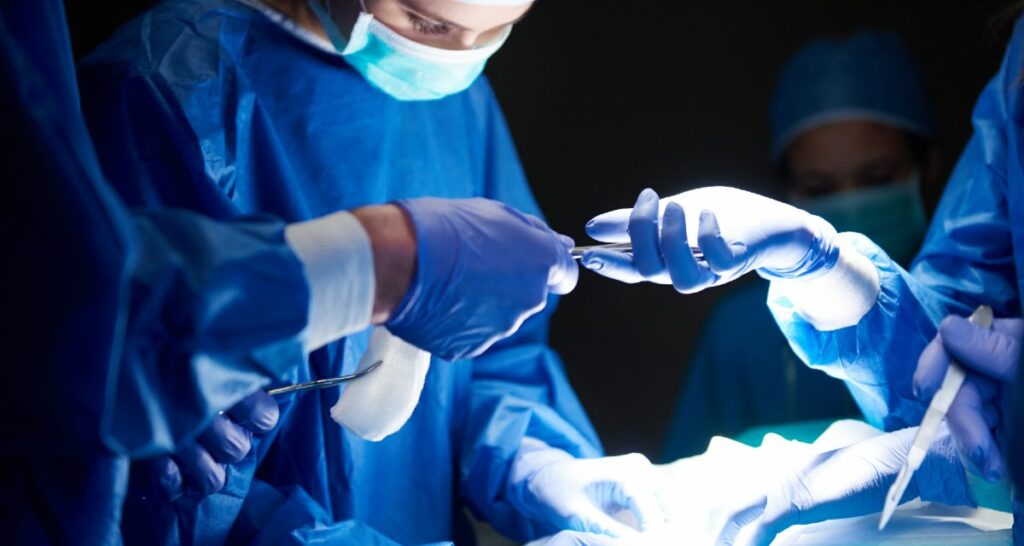 Cirurgiões passando tesouras um para o outro 