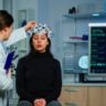 Mulher realizando exame neurológico
