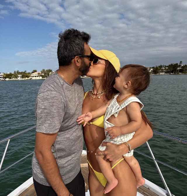 Camila Coelho e família, em passeio de barco nos Estados Unidos 