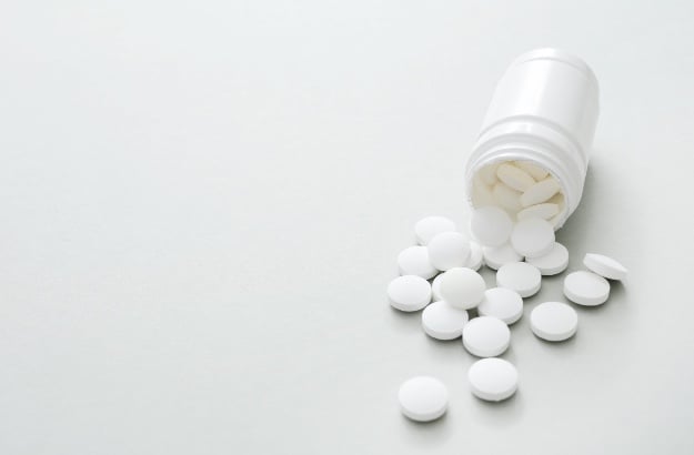 Composição médica com comprimidos, fundo branco