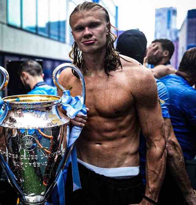 Haaland segurando a taça da UEFA 