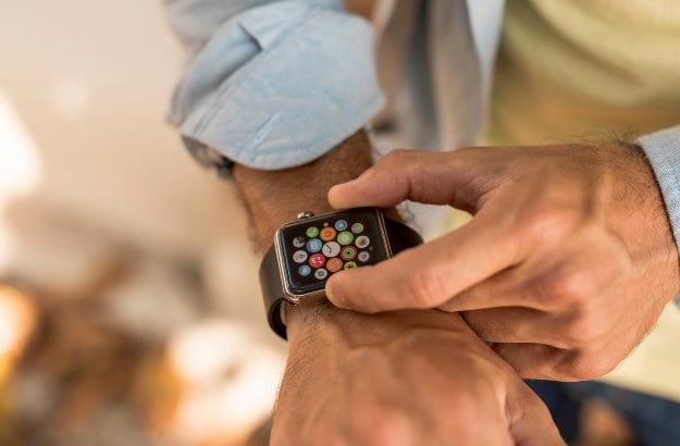 Homem usando smartwatch 