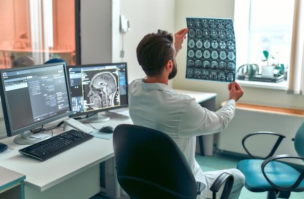 Médico examina uma ressonância magnética do cérebro de um paciente 
