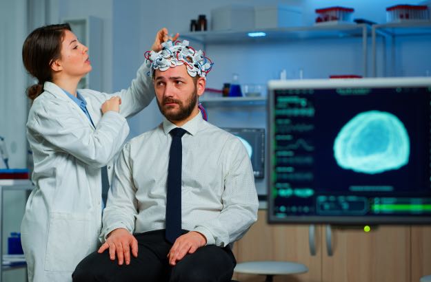Médica neurologista analisando os impulsos cerebrais 