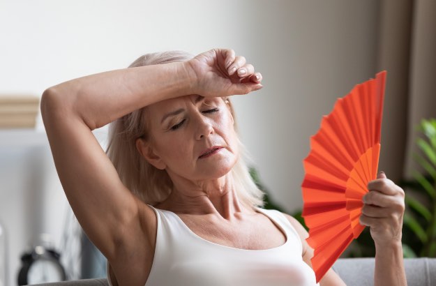 Mulher com calor na menopausa