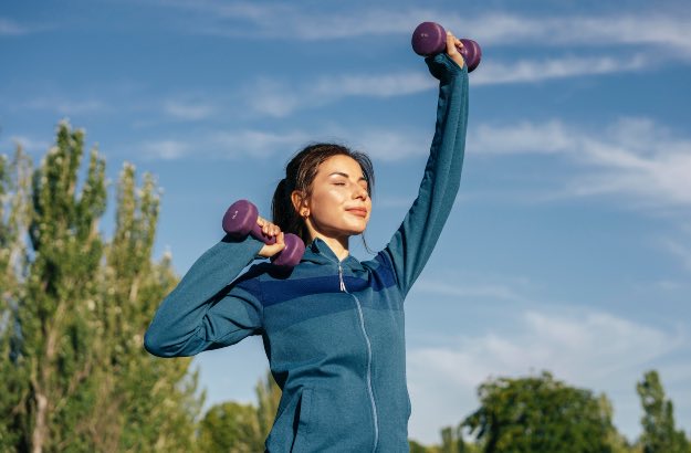 Mulher praticando exercício com halteres