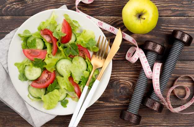 Salada saudável em fundo de madeira