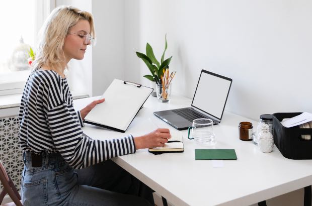 Mulher sentada em seu escritório 